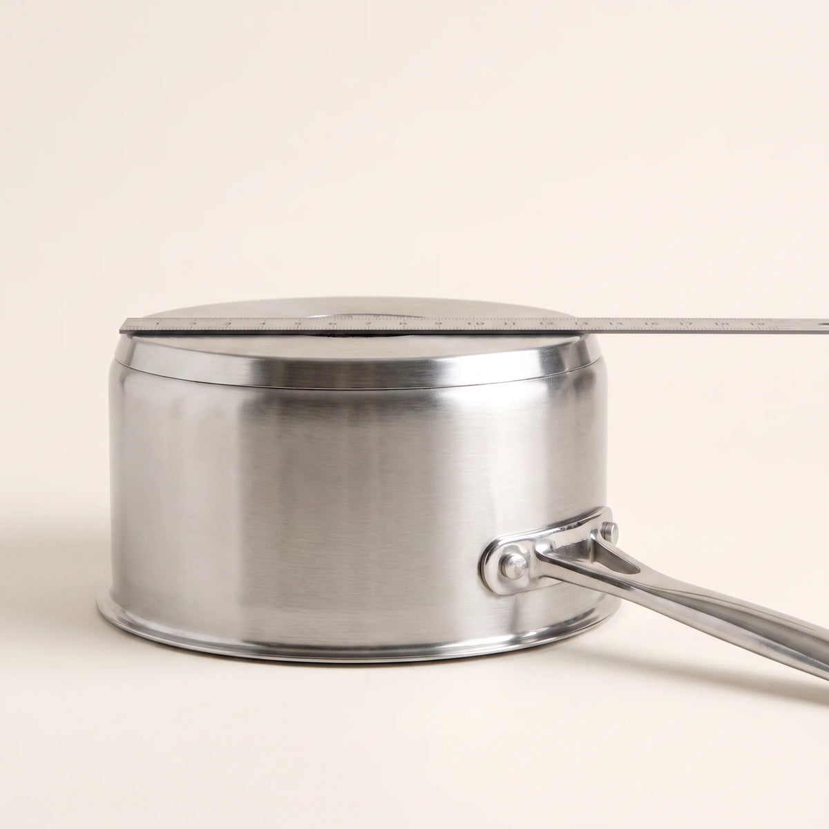 Test de la règle posée sur le fond de la casserole retournée, contact sur toute la longueur