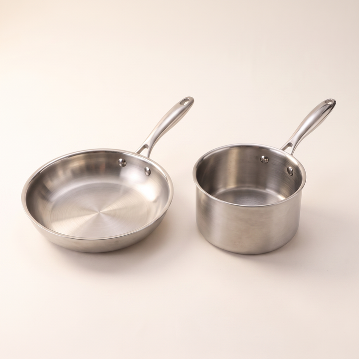 Une poêle inox 18/10 et une casserole inox 316 côte à côte, les deux finitions comparées