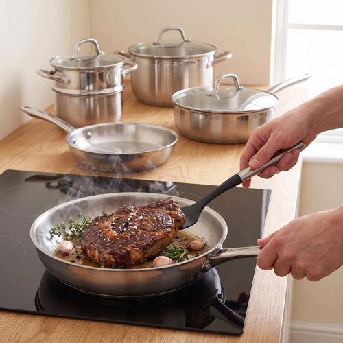 Côte de bœuf saisie à la spatule dans une poêle de la batterie 9 pièces, sur plaque à induction