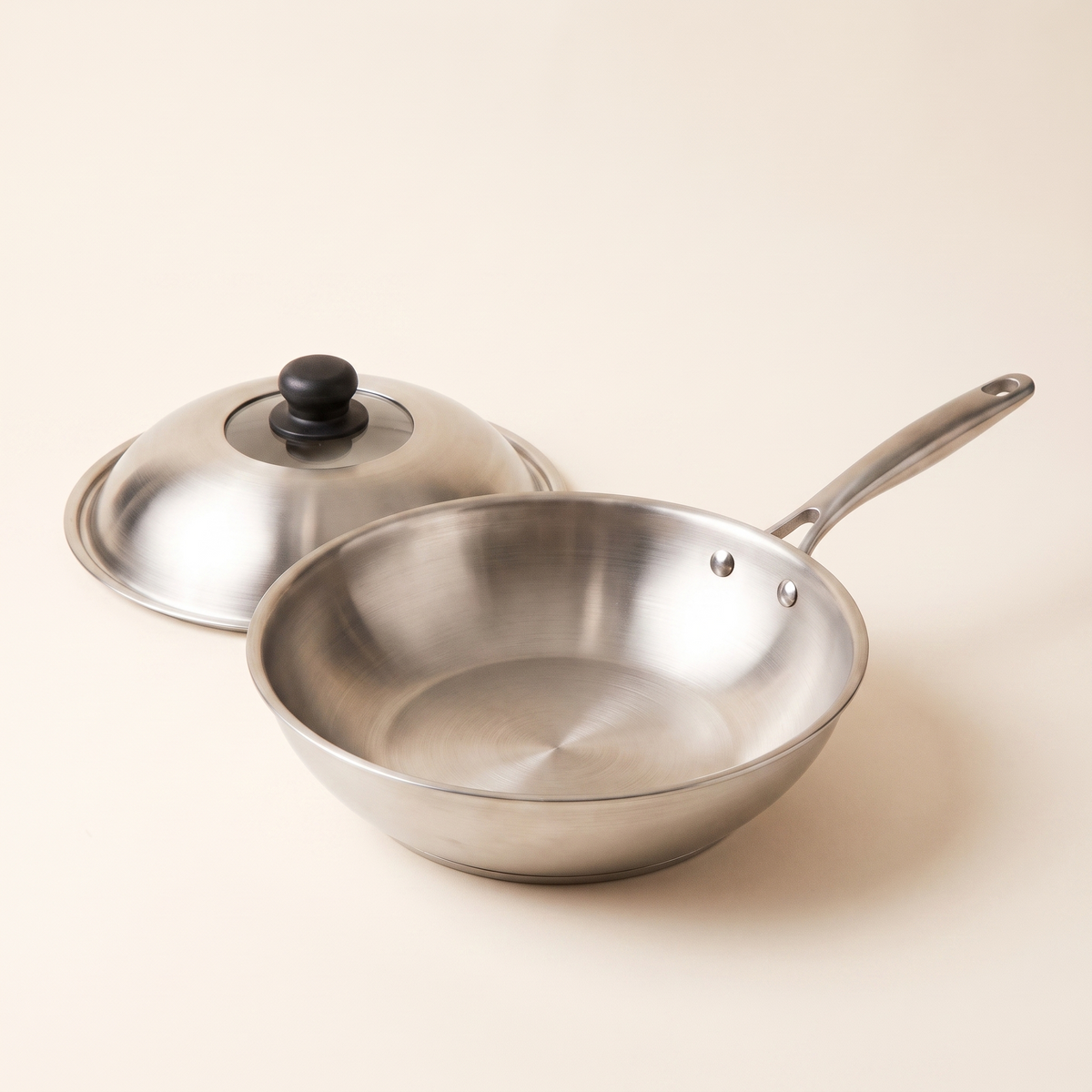 Wok inox 30 cm couvercle posé à côté, intérieur et deux rivets visibles